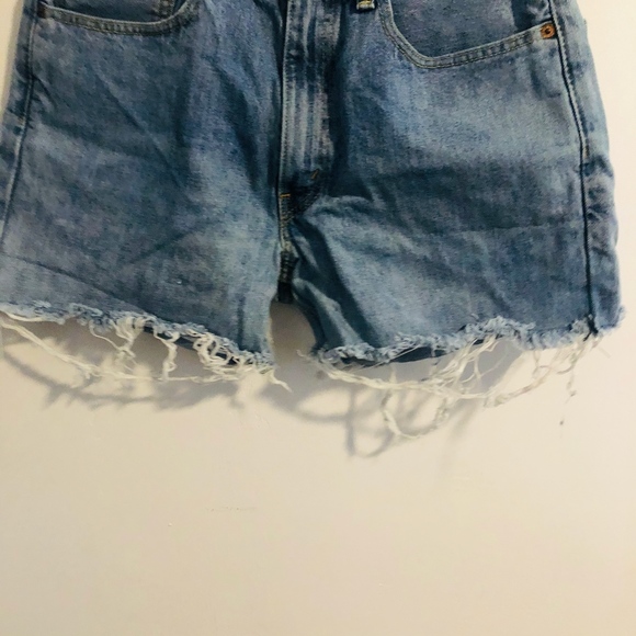 Levi Strauss Light High Rise Mom Cut Off Jeans 32 - Picture 2 of 4